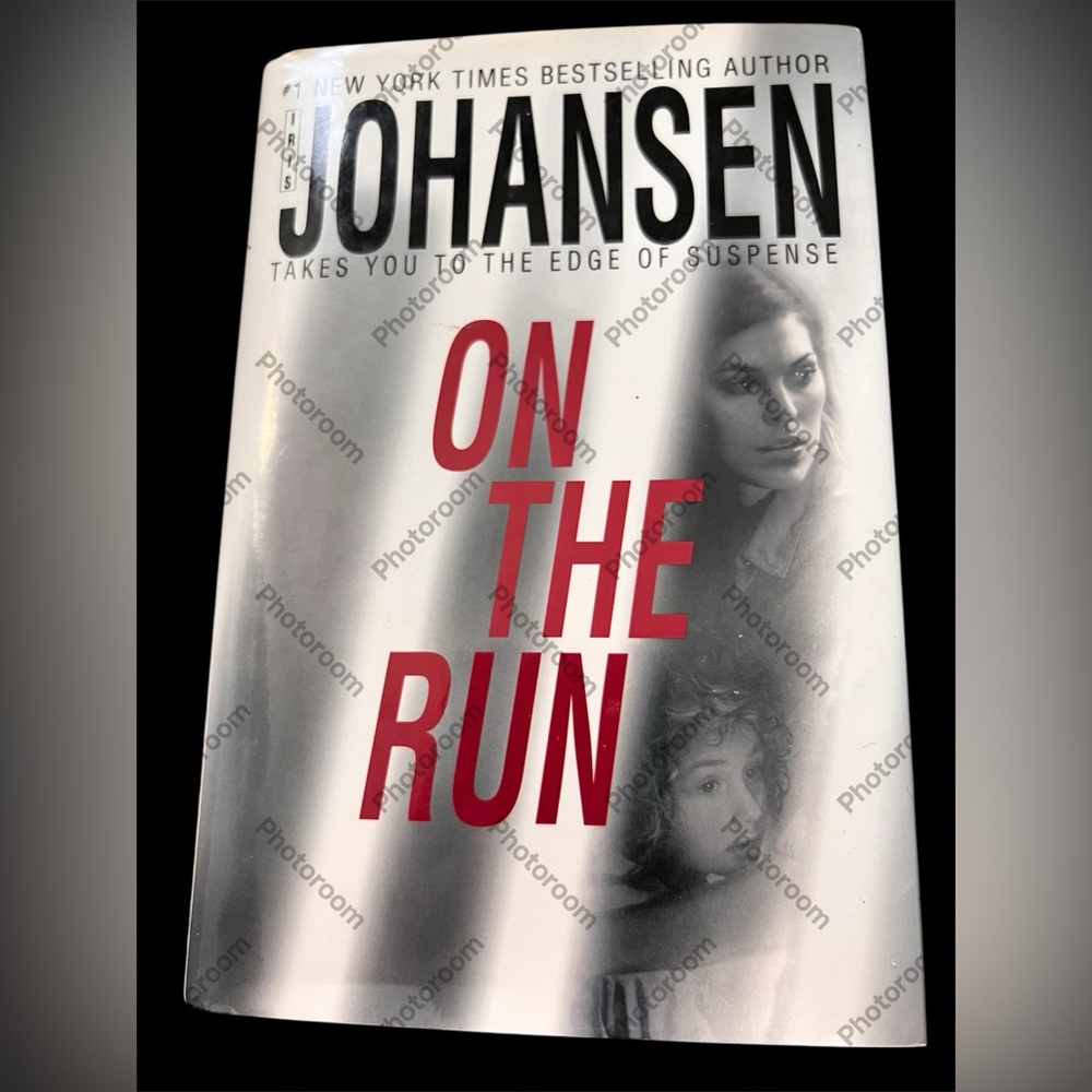 Iris Johansen 'On the Run' hardcover Book